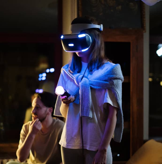 En pige spiller VR spil med VR briller på hendes hurtige fibernet